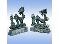 千禧龍雕刻 墨綠色玉石演繹東方神韻，臻品工藝裝飾擺件